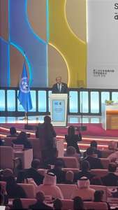 الأمين العام للأمم المتحدة يلقي كلمته خلال الجلسة الافتتاحية للقمة العالمية الثانية للتنمية الاجتماعية في الدوحة.