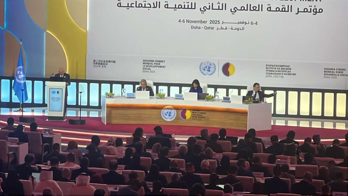 منصة القمة العالمية الثانية للتنمية الاجتماعية في الدوحة أثناء كلمة الأمين العام للأمم المتحدة.
