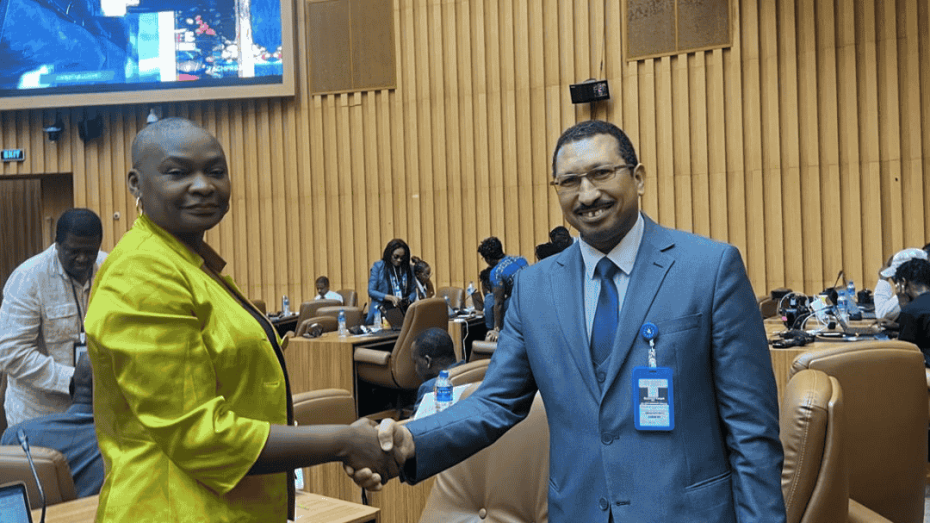 مدير منظمة عدالة لحقوق الإنسان المحامي محمود جابر يصافح السيدة مفو باليني، ممثلة دولة جنوب إفريقيا وعضوة اللجنة الإفريقية لحقوق الإنسان والشعوب، خلال الدورة 85 في بانجول.