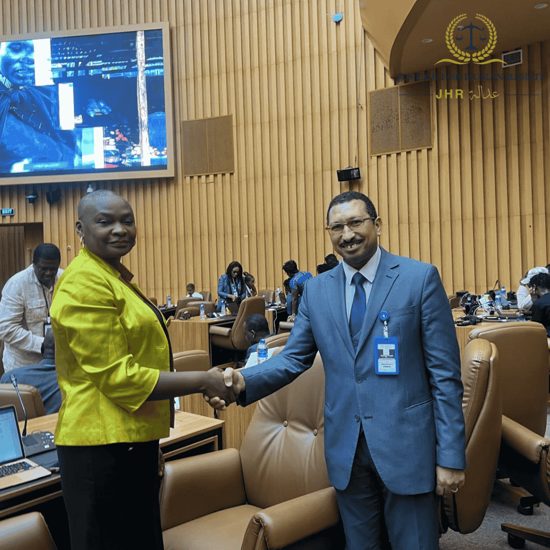 مدير منظمة عدالة لحقوق الإنسان المحامي محمود جابر يصافح السيدة مفو باليني، ممثلة دولة جنوب إفريقيا وعضوة اللجنة الإفريقية لحقوق الإنسان والشعوب، خلال الدورة 85 في بانجول.