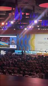 قاعة قمة الدوحة 2025 خلال انعقاد الجلسة الافتتاحية بمشاركة وفود دولية.