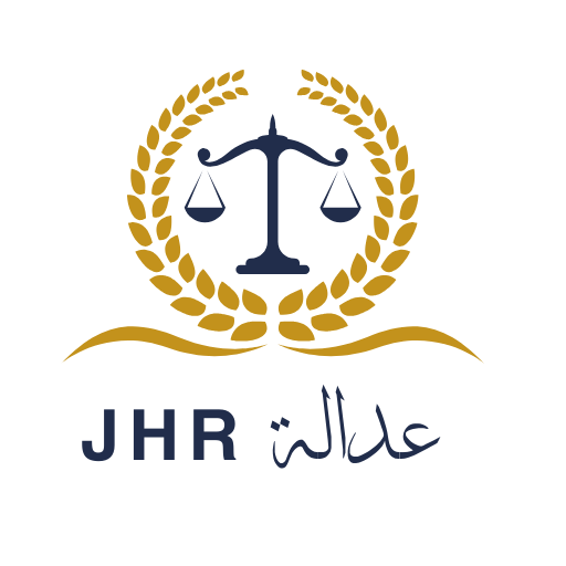 شعار مؤسسة عدالة الرسمي لحقوق الإنسان يحتوي على ميزان العدالة ونص باللغتين العربية والإنجليزية