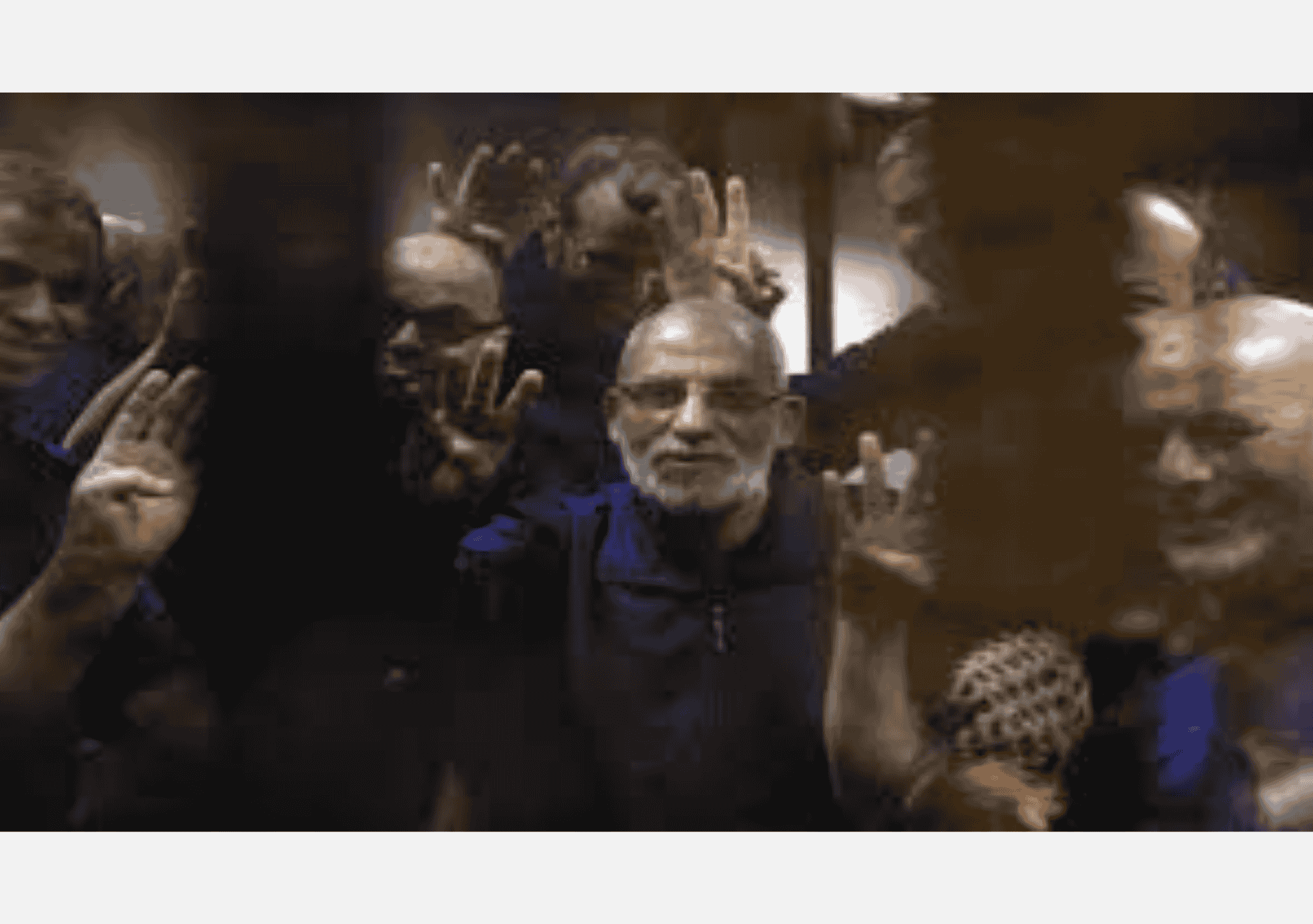 متهمون سياسيون يرفعون شعار رابعة داخل قفص زجاجي في محكمة مصرية.