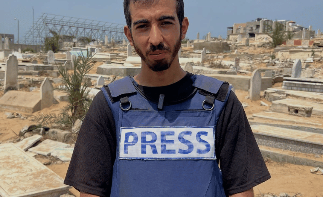 الصحفي الفلسطيني صالح الجعفراوي أثناء عمله الميداني قبل اغتياله في غزة