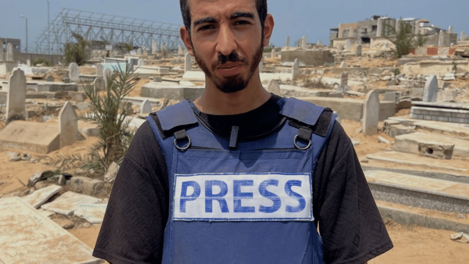 الصحفي الفلسطيني صالح الجعفراوي أثناء عمله الميداني قبل اغتياله في غزة