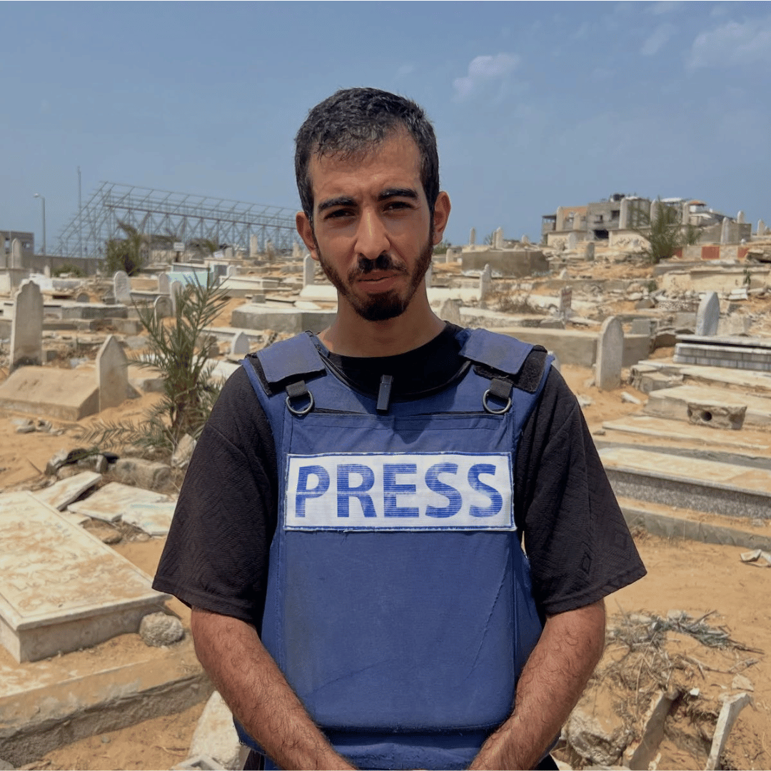 الصحفي الفلسطيني صالح الجعفراوي أثناء عمله الميداني قبل اغتياله في غزة