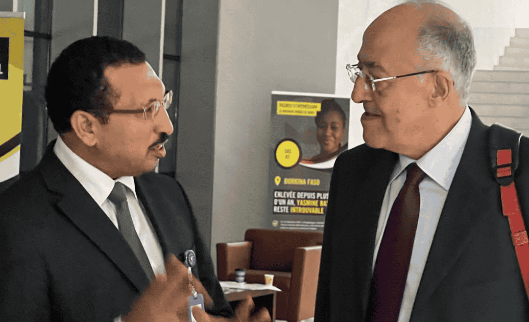 مدير منظمة عدالة لحقوق الإنسان خلال نقاش مع أحد المشاركين في أعمال الدورة 85 للجنة الإفريقية لحقوق الإنسان والشعوب.