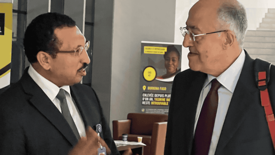 مدير منظمة عدالة لحقوق الإنسان خلال نقاش مع أحد المشاركين في أعمال الدورة 85 للجنة الإفريقية لحقوق الإنسان والشعوب.