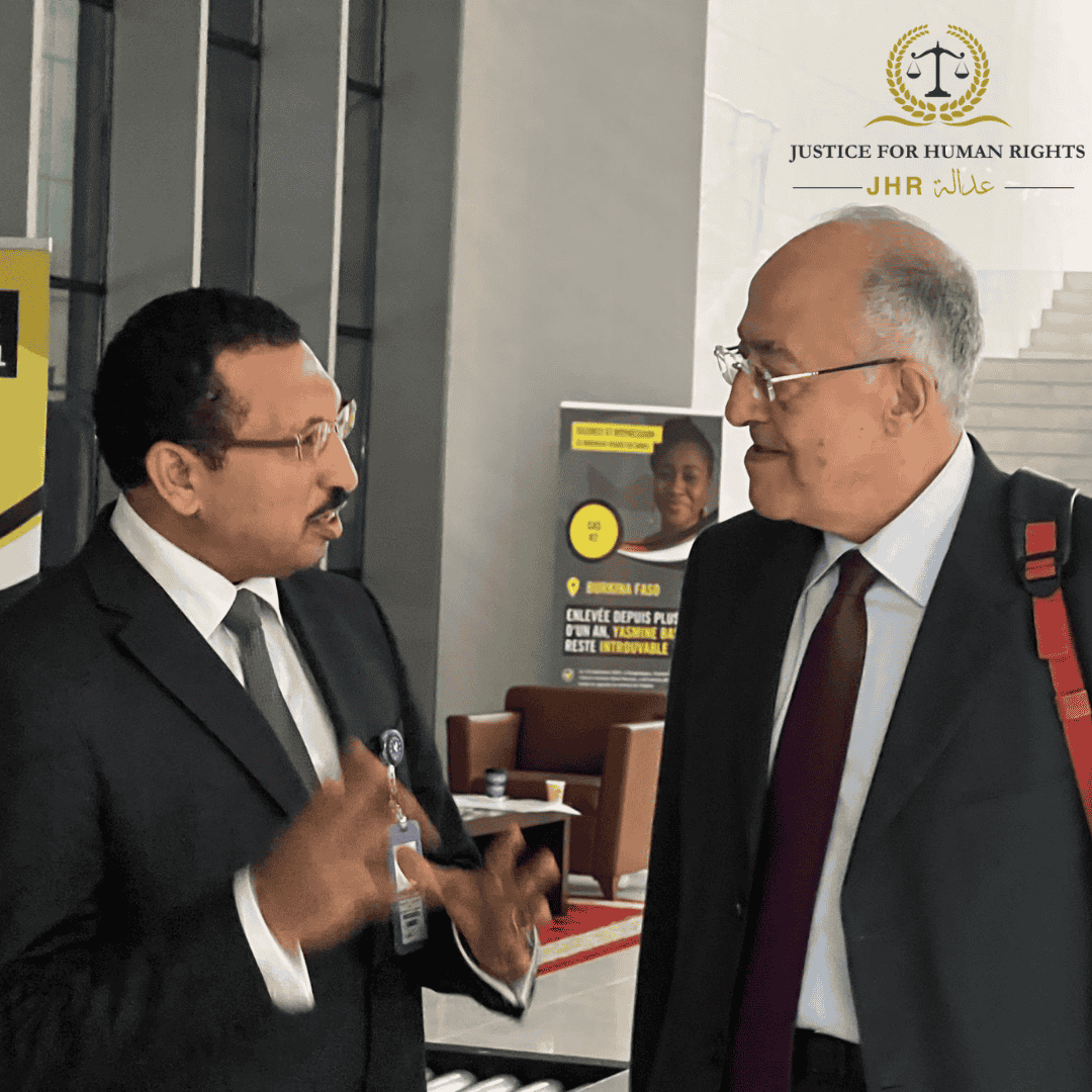 مدير منظمة عدالة لحقوق الإنسان خلال نقاش مع أحد المشاركين في أعمال الدورة 85 للجنة الإفريقية لحقوق الإنسان والشعوب.