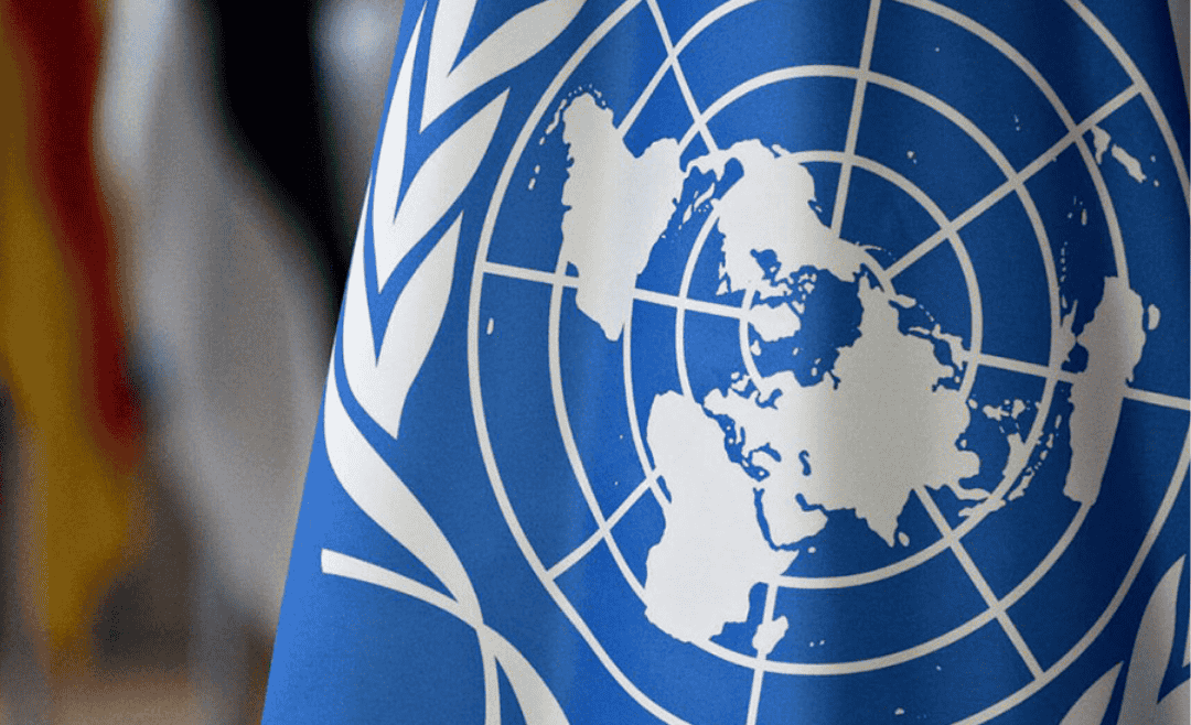 شعار الأمم المتحدة يرمز إلى التعاون الدولي وجهود مفوضية الأمم المتحدة السامية لحقوق الإنسان في تعزيز العدالة والمساءلة.