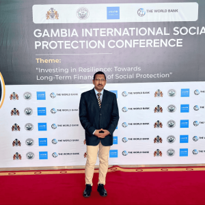 مدير عدالة لحقوق الإنسان محمود جابر في مؤتمر البنك الدولي واليونيسف بغامبيا.