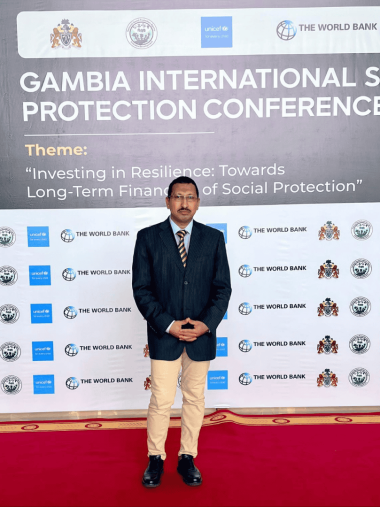 محمود جابر يشارك في أعمال مؤتمر البنك الدولي للحماية الاجتماعية مدير عدالة لحقوق الإنسان محمود جابر في مؤتمر البنك الدولي واليونيسف بغامبيا.