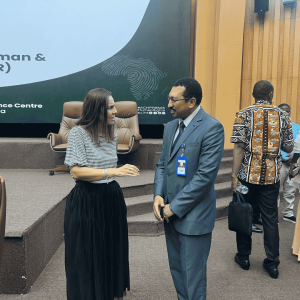 مدير منظمة عدالة لحقوق الإنسان خلال حديث جانبي مع إحدى المشاركات في الدورة 85 للجنة الإفريقية لحقوق الإنسان والشعوب في بانجول.