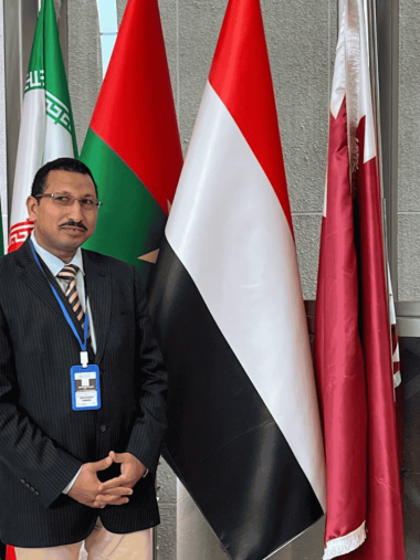 مدير عدالة لحقوق الإنسان أمام أعلام الدول الإفريقية المشاركة في بانجول محمود جابر أمام أعلام الدول المشاركة في الدورة الـ85 للجنة الإفريقية لحقوق الإنسان والشعوب.