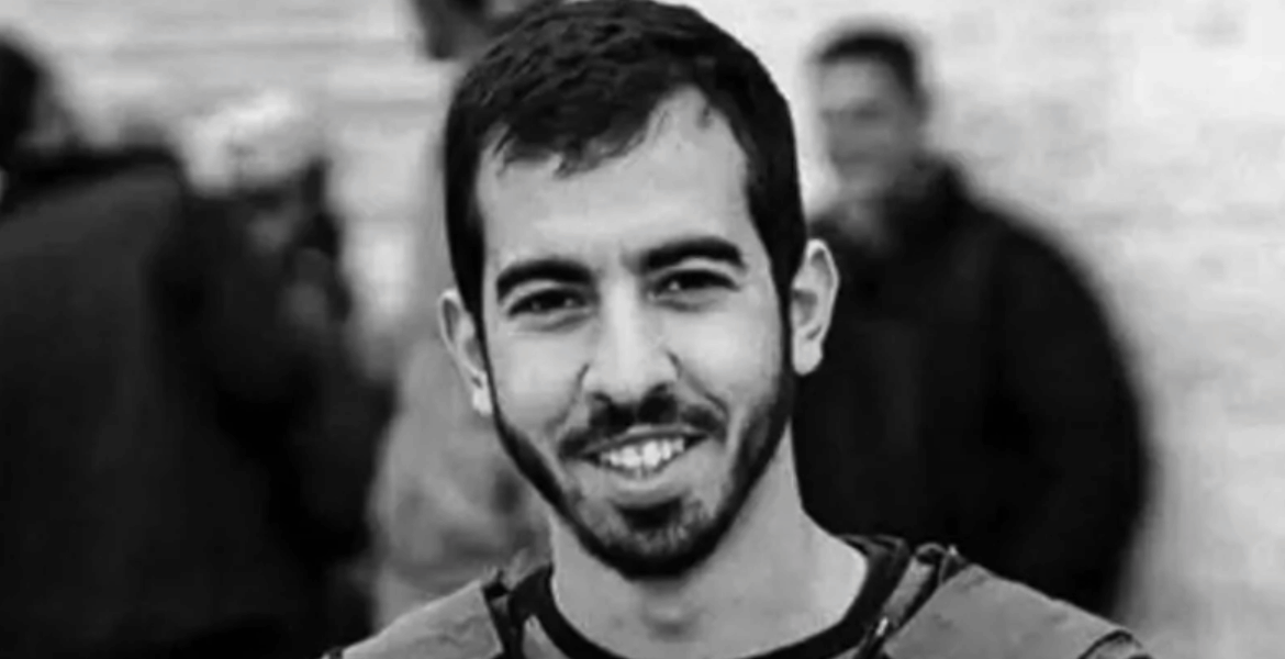 الصحفي الفلسطيني صالح الجعفراوي قبل اغتياله في غزة أثناء تغطيته الميدانية wearing PRESS vest