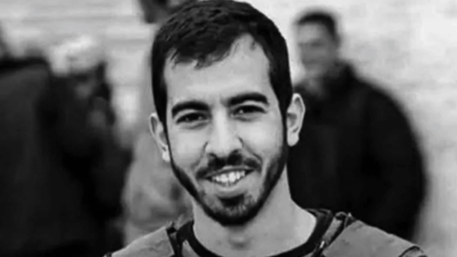 الصحفي الفلسطيني صالح الجعفراوي قبل اغتياله في غزة أثناء تغطيته الميدانية wearing PRESS vest