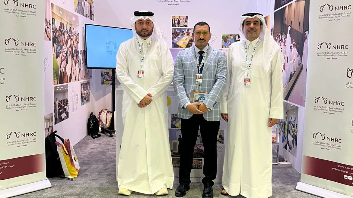 المحامي محمود جابر مع ممثلي اللجنة الوطنية لحقوق الإنسان في قطر خلال القمة العالمية الثانية للتنمية الاجتماعية في الدوحة.