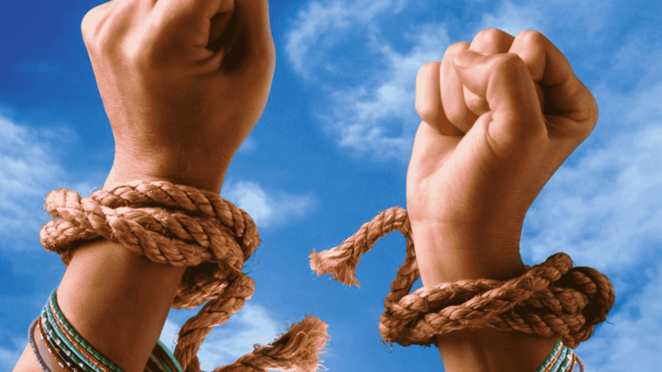 صورة تُظهر يدي امرأة ترتفعان نحو السماء بعد انكسار الحبال التي كانت تقيدهما، في مشهد يرمز إلى التحرر من الظلم واستعادة الكرامة الإنسانية.