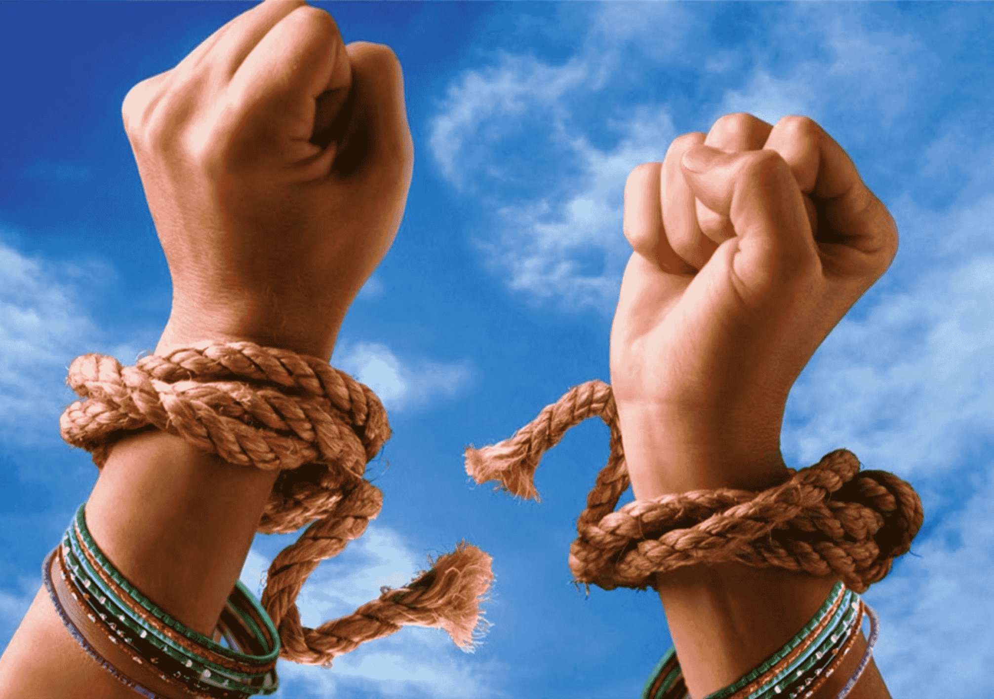 صورة تُظهر يدي امرأة ترتفعان نحو السماء بعد انكسار الحبال التي كانت تقيدهما، في مشهد يرمز إلى التحرر من الظلم واستعادة الكرامة الإنسانية.