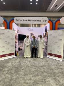 صورة تجمع المحامي محمود جابر، مدير منظمة عدالة لحقوق الإنسان، مع مسؤولين من اللجنة الوطنية لحقوق الإنسان في قطر، خلال القمة العالمية الثانية للتنمية الاجتماعية المنعقدة في الدوحة عام 2025.