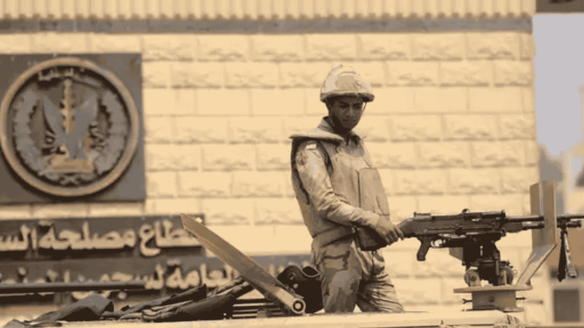 مدخل سجن طرة شديد الحراسة في مصر مع وجود عناصر من قوات الأمن.