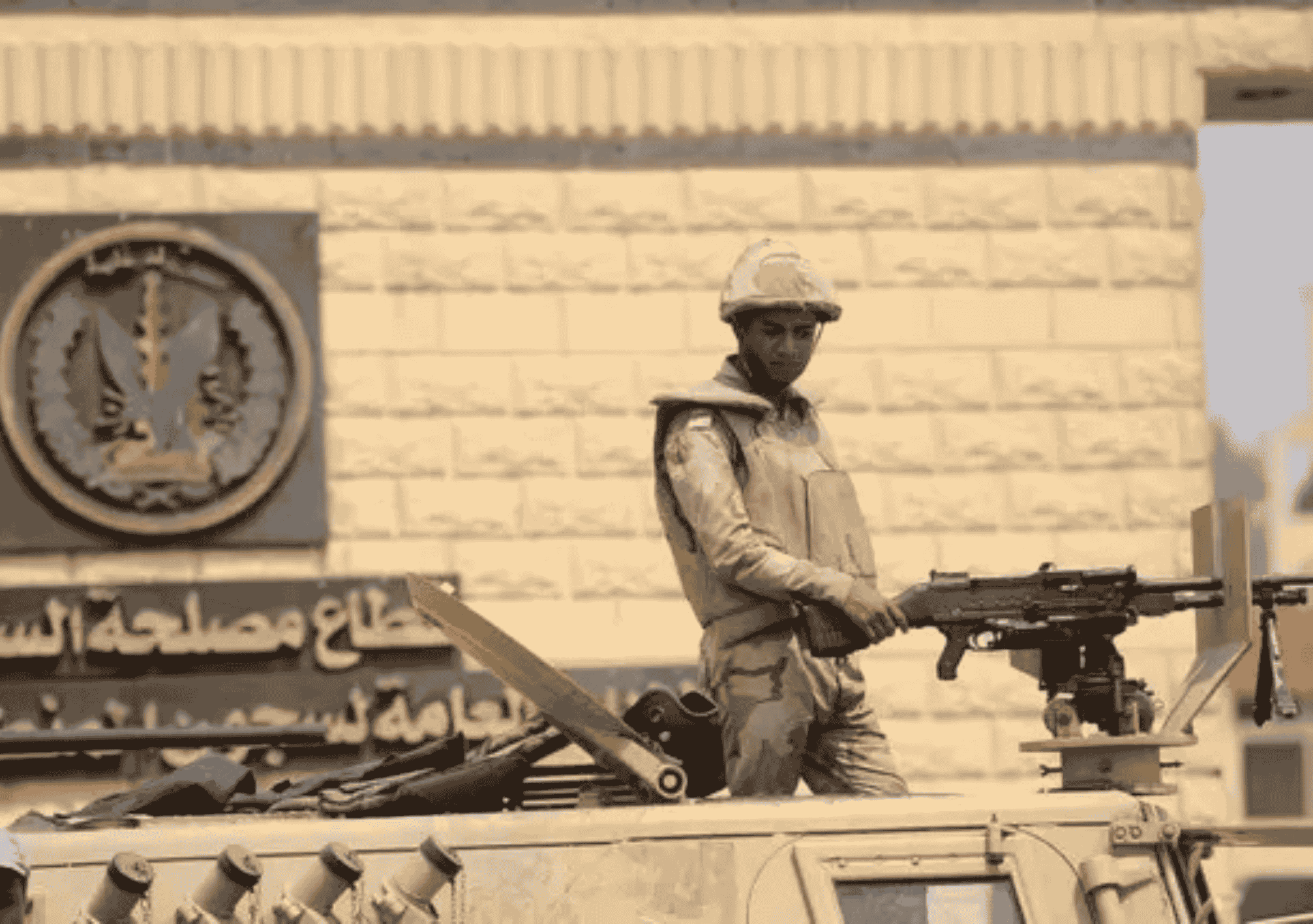 مدخل سجن طرة شديد الحراسة في مصر مع وجود عناصر من قوات الأمن.