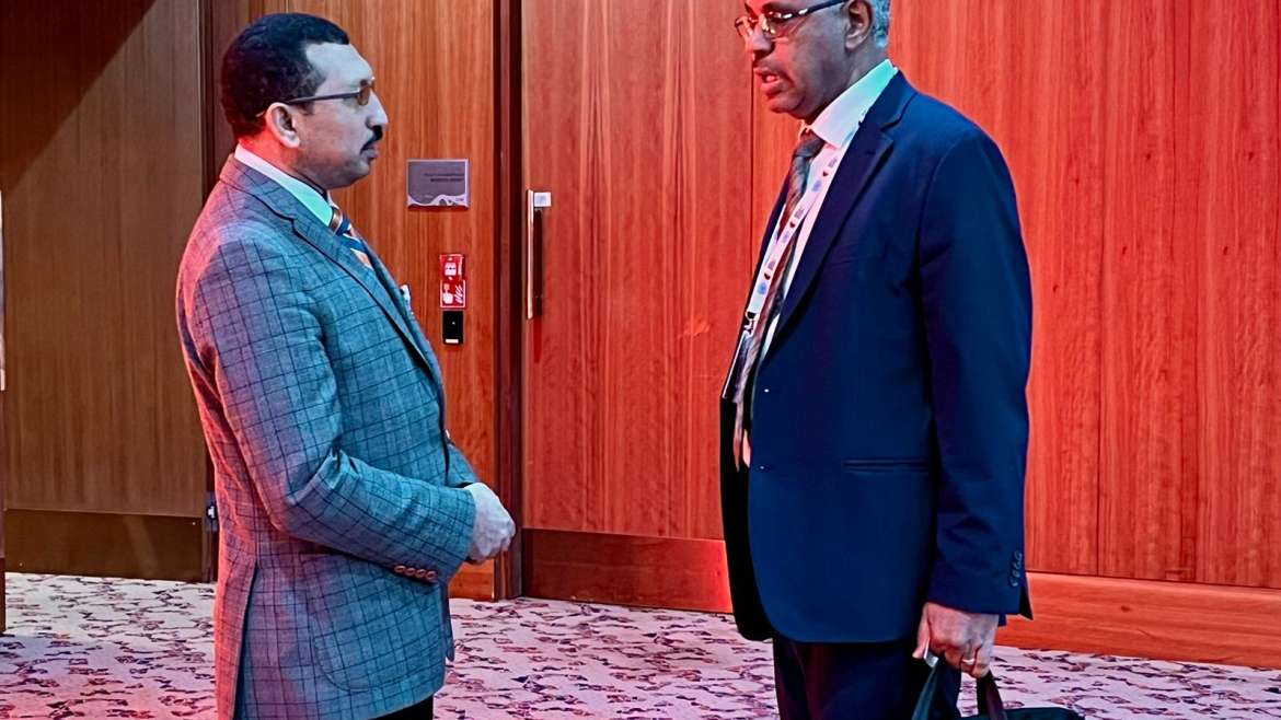 المحامي محمود جابر يتحدث مع السفير كمال بشير، ممثل دولة السودان في القمة العالمية للتنمية الاجتماعية بالدوحة