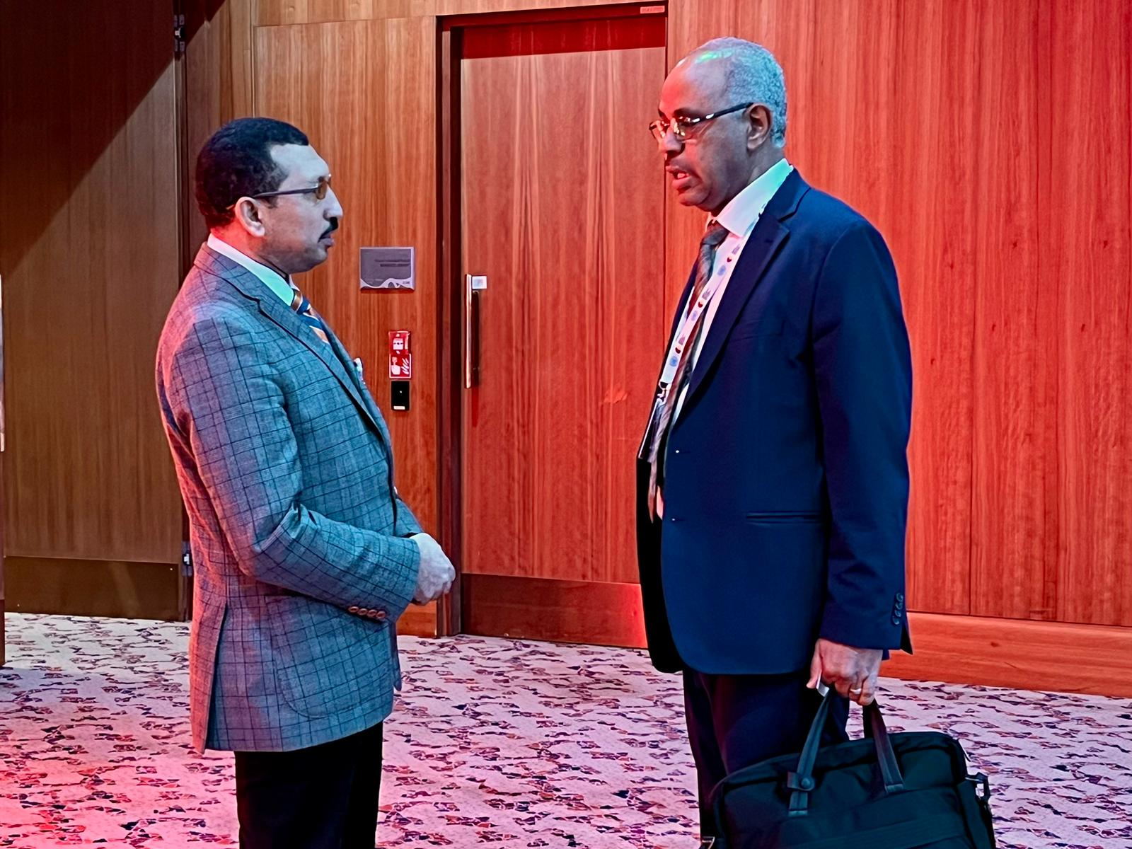 المحامي محمود جابر يتحدث مع السفير كمال بشير، ممثل دولة السودان في القمة العالمية للتنمية الاجتماعية بالدوحة