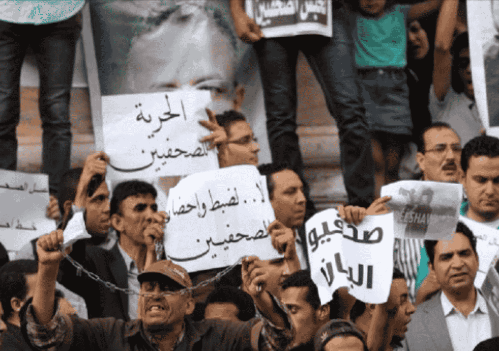 صورة لمجموعة من الصحفيين المصريين خلال وقفة احتجاجية يرفعون لافتات تطالب بحرية الصحافة والإفراج عن الصحفيين المعتقلين، تعبيرًا عن رفضهم للقيود المفروضة على الإعلام.