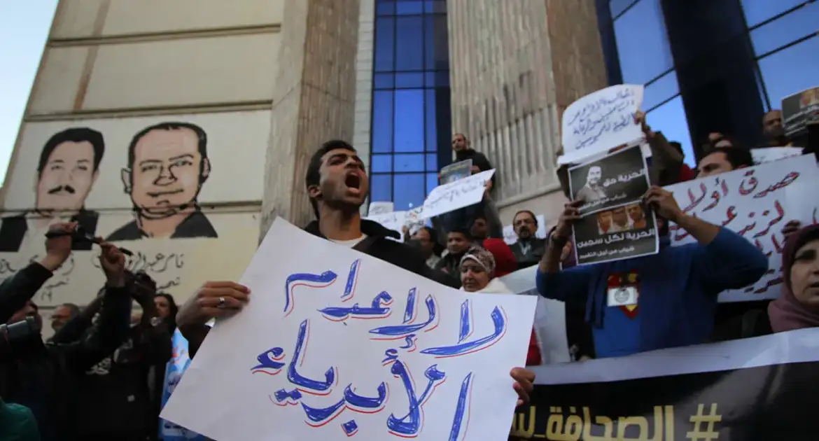 متظاهرون في مصر يرفعون لافتات خلال احتجاج ضد أحكام الإعدام، أحدهم يحمل لافتة كتب عليها "لا للإعدام للأبرياء" أمام مبنى نقابة الصحفيين في القاهرة.