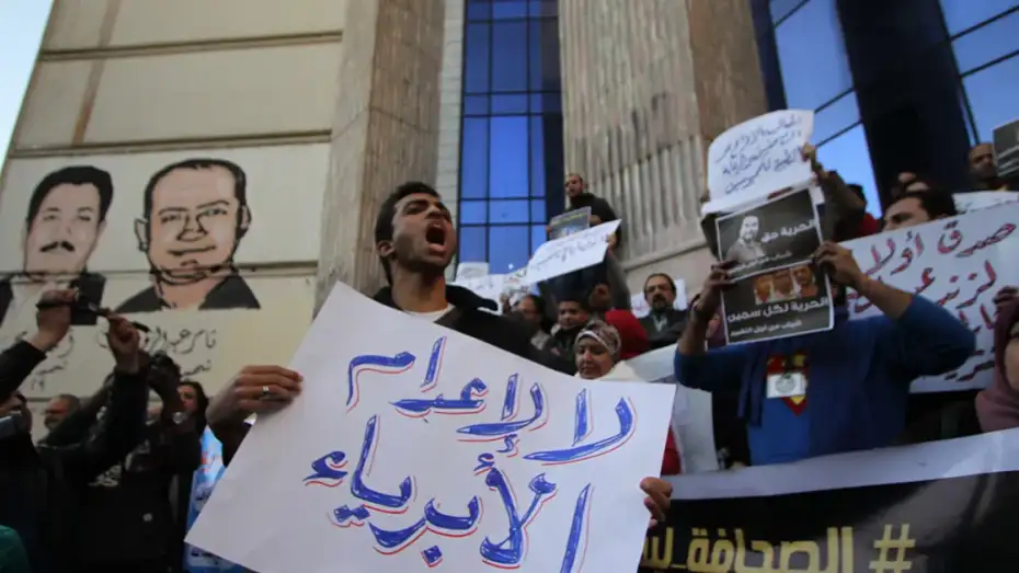 متظاهرون في مصر يرفعون لافتات خلال احتجاج ضد أحكام الإعدام، أحدهم يحمل لافتة كتب عليها "لا للإعدام للأبرياء" أمام مبنى نقابة الصحفيين في القاهرة.