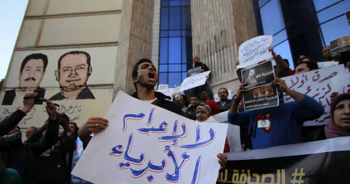 متظاهرون في مصر يرفعون لافتات خلال احتجاج ضد أحكام الإعدام، أحدهم يحمل لافتة كتب عليها "لا للإعدام للأبرياء" أمام مبنى نقابة الصحفيين في القاهرة.