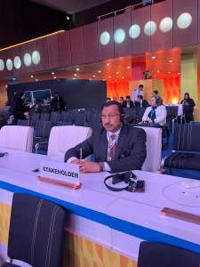 ممثل منظمة عدالة أثناء متابعته أعمال القمة العالمية للتنمية الاجتماعية في الدوحة.