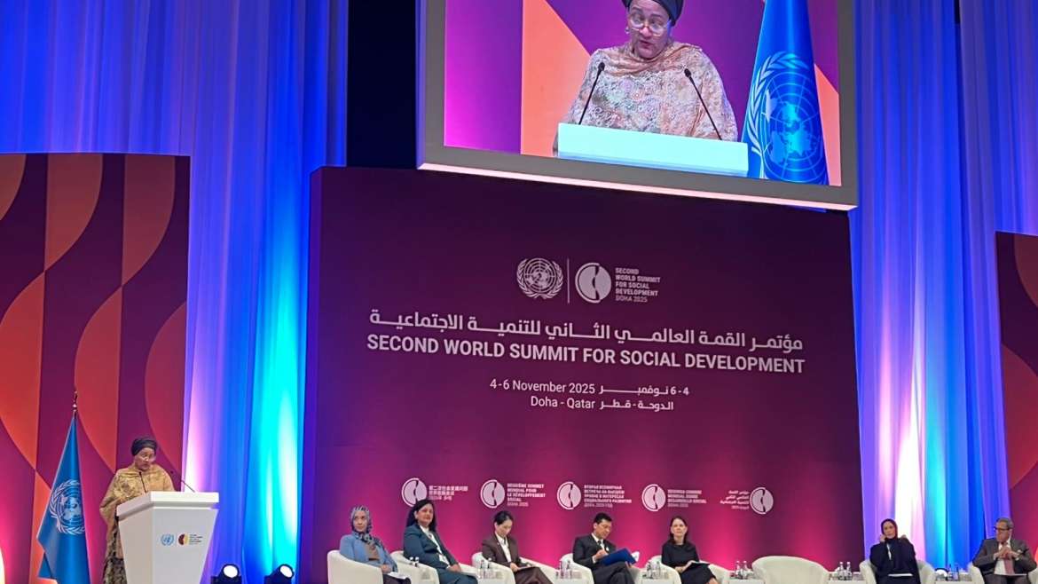 نائب الأمين العام للأمم المتحدة تلقي كلمتها الافتتاحية خلال الجلسة الرئيسية لمؤتمر القمة العالمية الثانية للتنمية الاجتماعية، الذي تستضيفه الأمم المتحدة في العاصمة القطرية الدوحة في الفترة من 4 إلى 6 نوفمبر 2025.