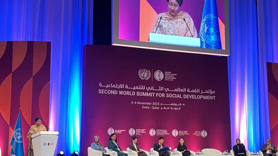 نائب الأمين العام للأمم المتحدة تلقي كلمتها الافتتاحية خلال الجلسة الرئيسية لمؤتمر القمة العالمية الثانية للتنمية الاجتماعية، الذي تستضيفه الأمم المتحدة في العاصمة القطرية الدوحة في الفترة من 4 إلى 6 نوفمبر 2025.